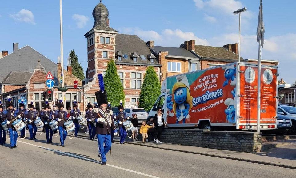 Le camion Superchateau devant un défilé folklorique dans le Hainaut