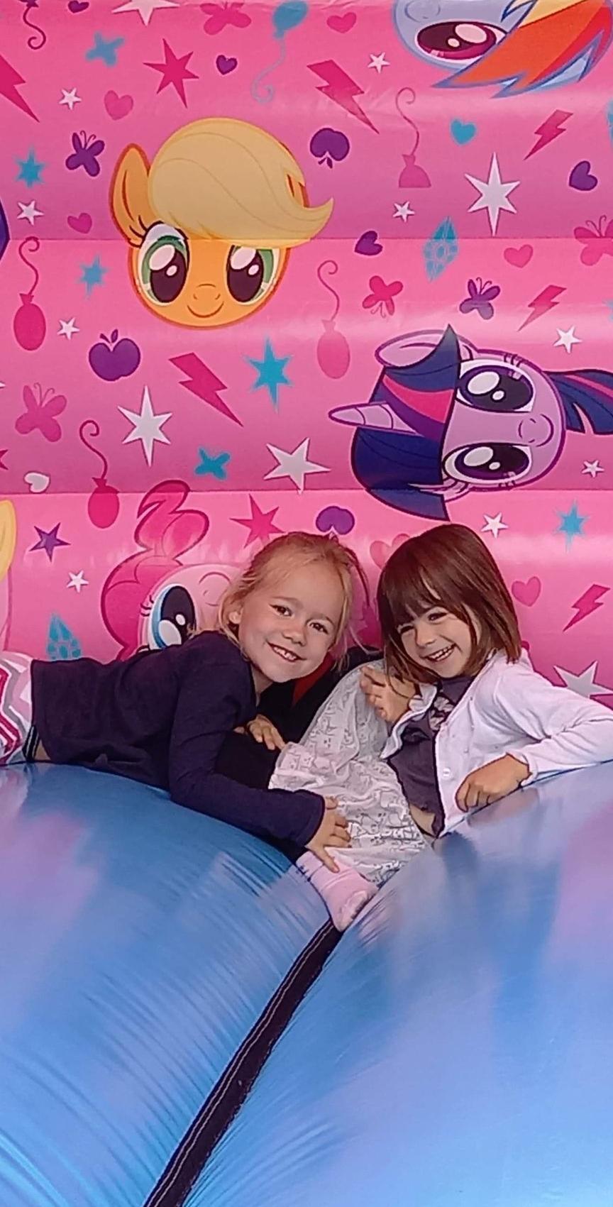 Deux petites filles s'amusent et rigolent dans le château gonflable My Little Pony de Superchateau